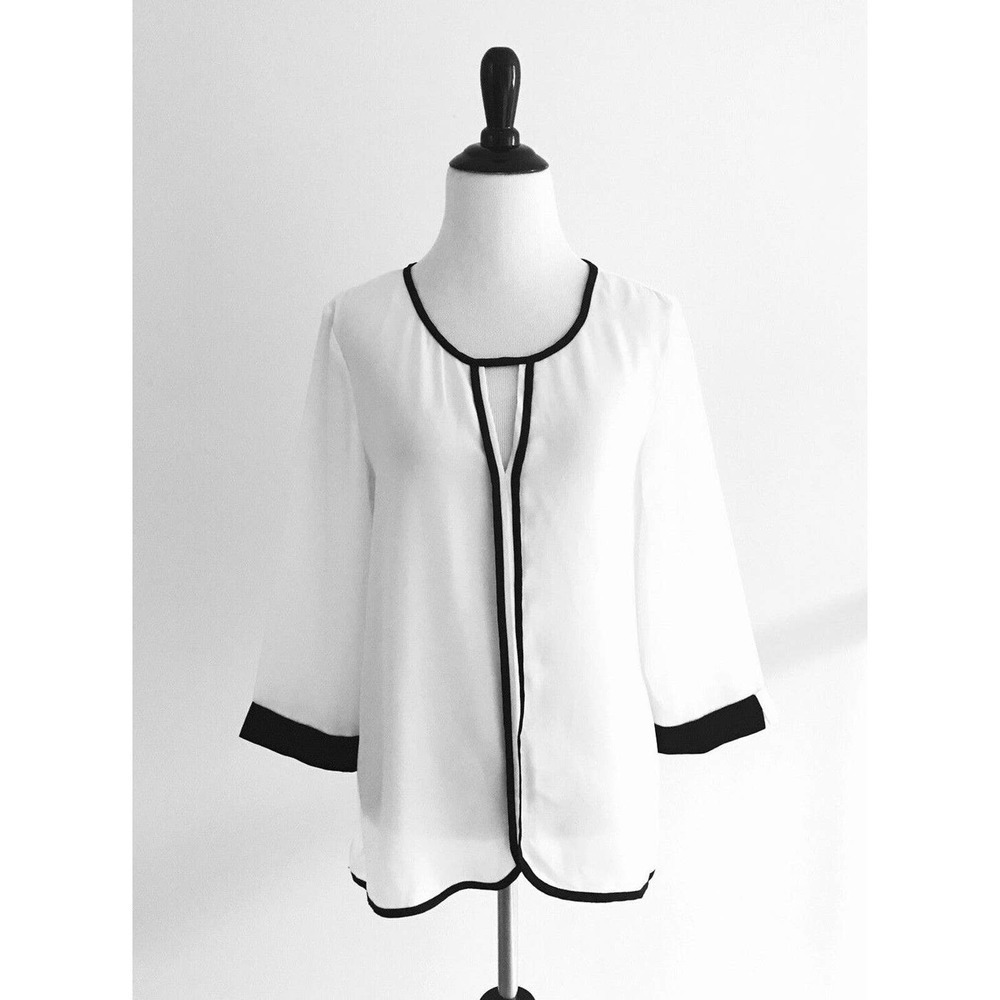 Very J Colorblock Crewneck Top Size S White Black Side Split Keyhole Blouse